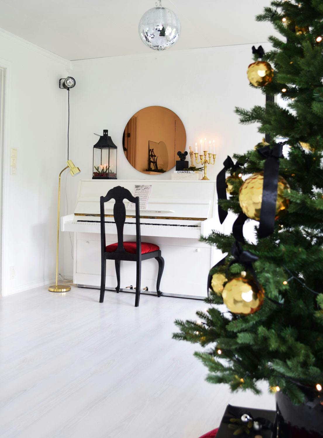 jul juletre nMMk Diskokule i taket, juletre og hvitt piano